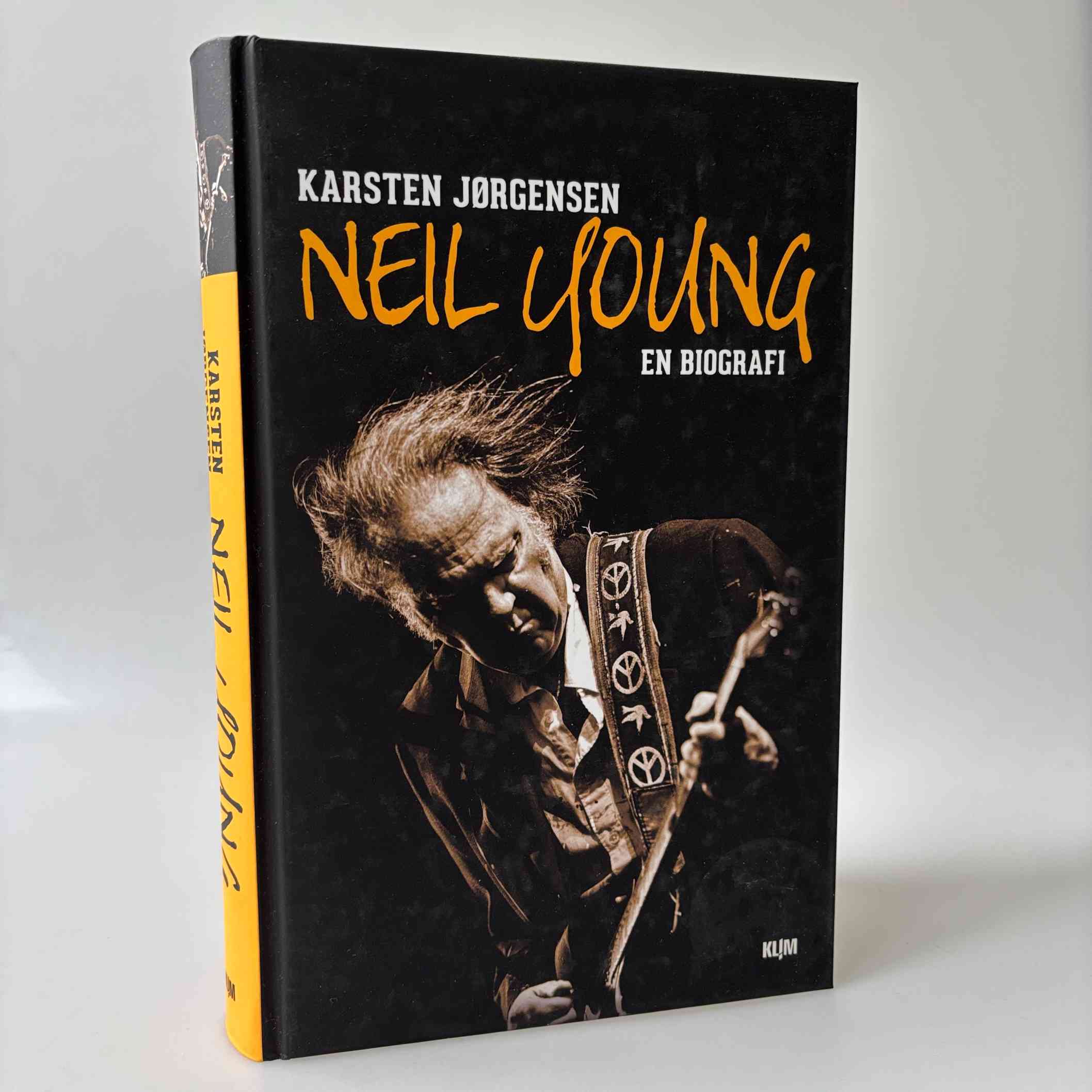 Karsten Jørgensen: Neil Young - en biografi | Køb brugt her - BogGaragen.dk