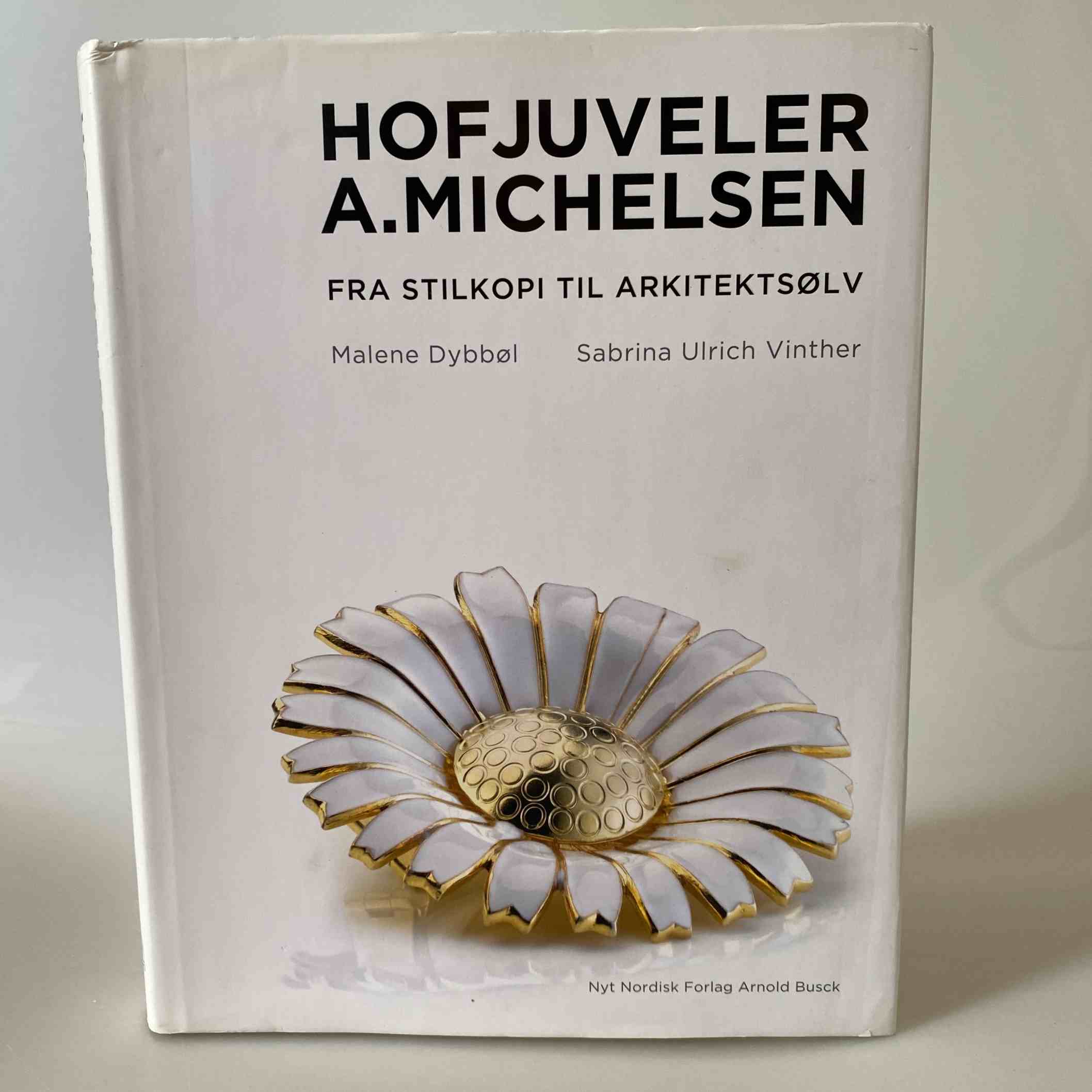 Malene Dybbøl og Sabrina Ulrich-Vinther: Hofjuvelér A. Michelsen - fra stilkopi til arkitektsølv