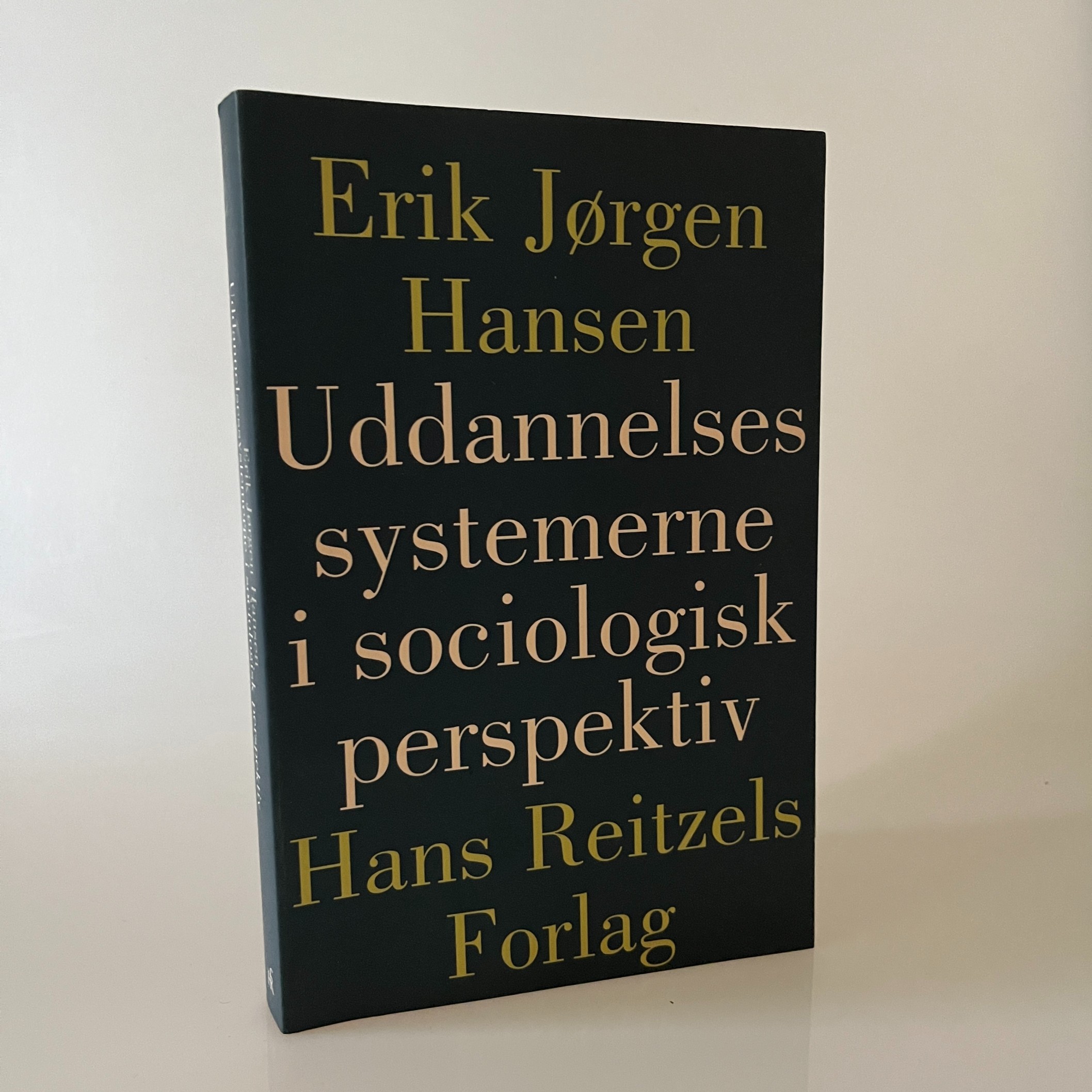 Erik Jørgen Hansen: Uddannelsessystemerne i sociologisk perspektiv - med dedikation fra forfatteren