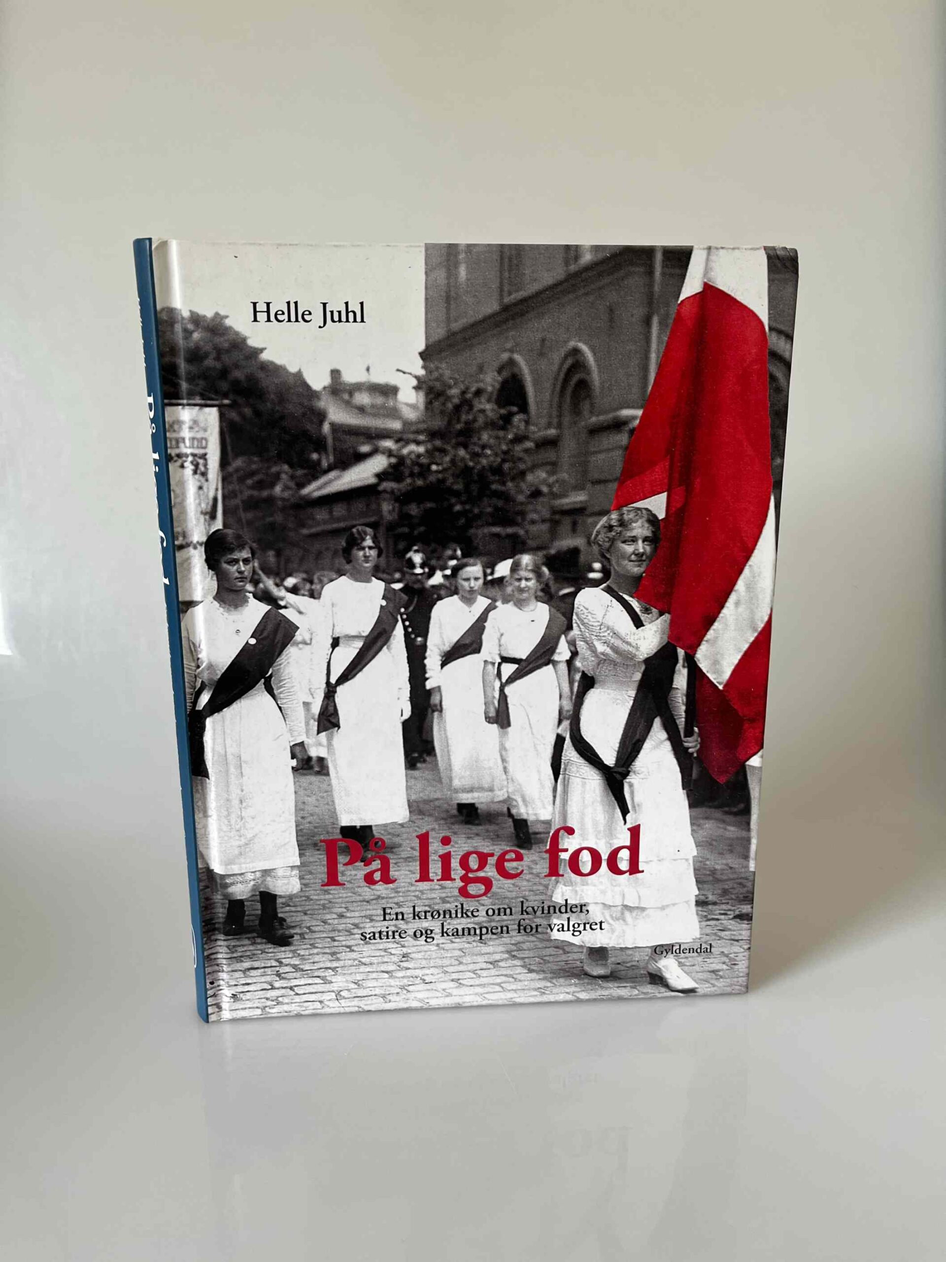 Helle Juhl: På lige fod - en krønike om kvinder, satire og kampen for valget
