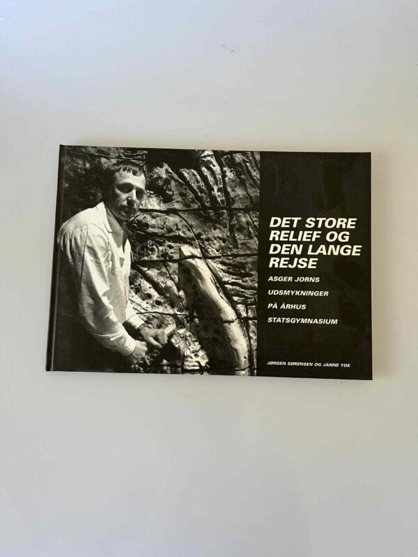 Jørgen Sørensen og Janne Yde: Det store relief og den lange rejse - Asger Jorns udsmykninger på Århus Statsgymnasium