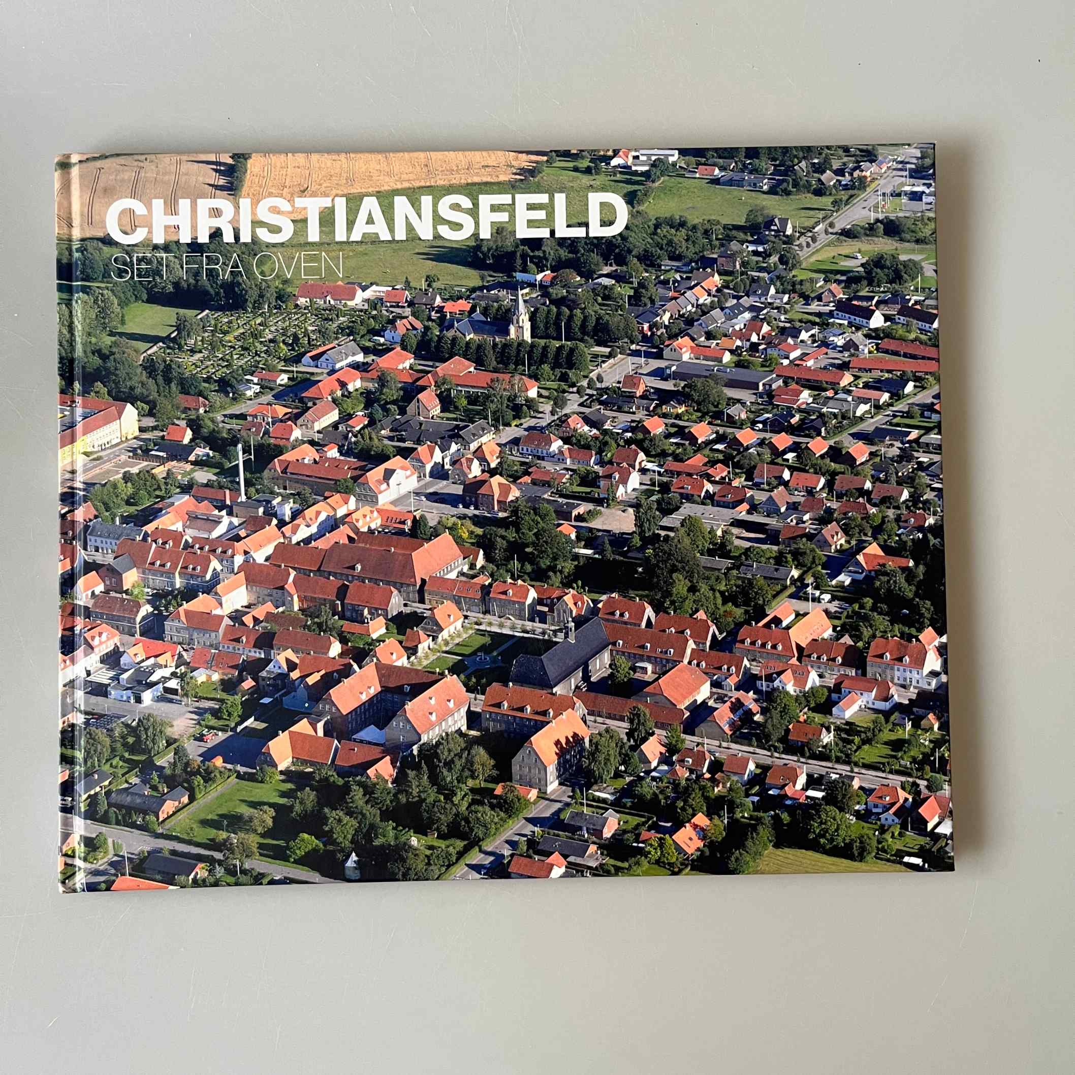 Jens-Erik Wind-Friis (foto) og Jørgen Bøytler (tekst): Christiansfeld set fra oven