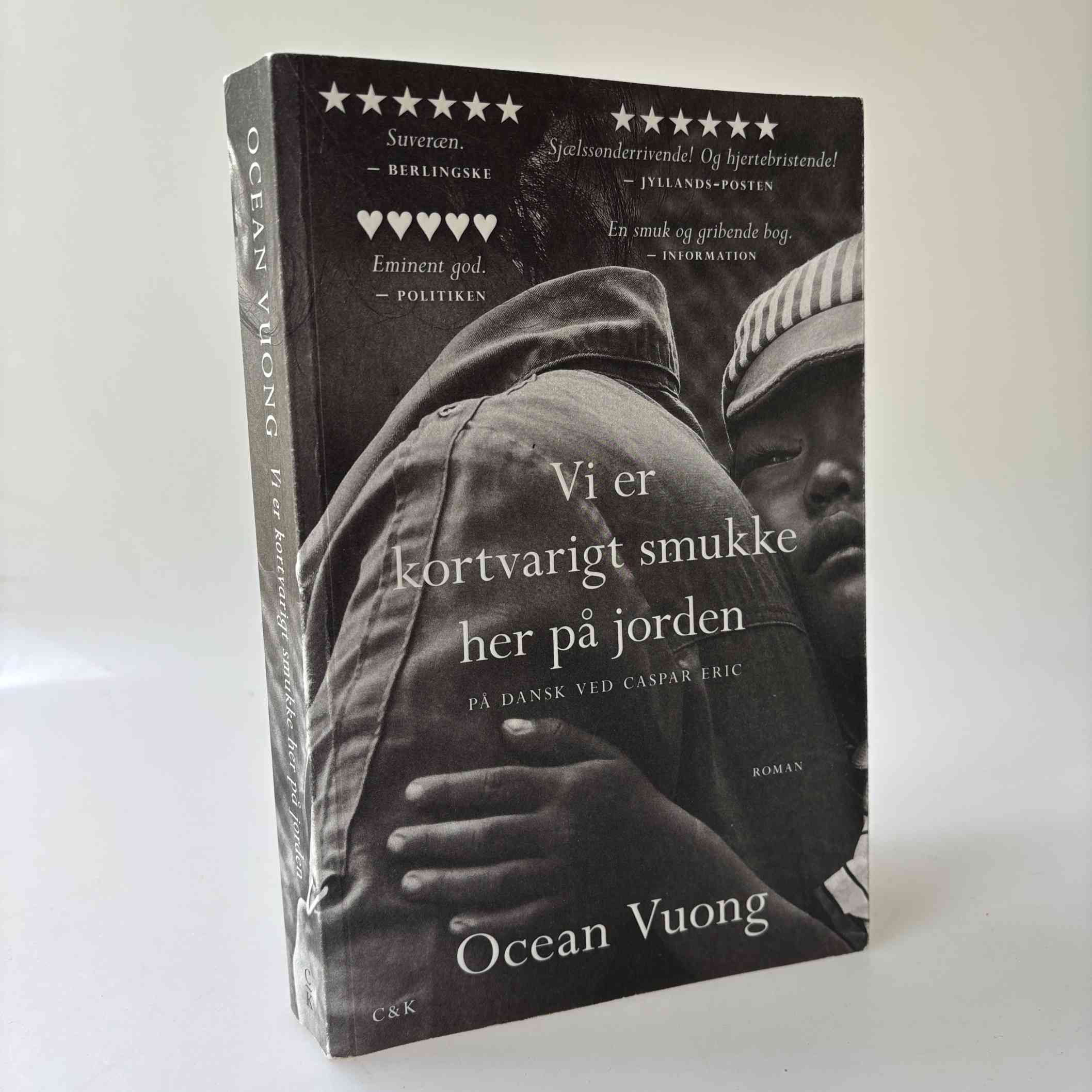 Ocean Vuong: Vi er kortvarigt smukke her på jorden - roman