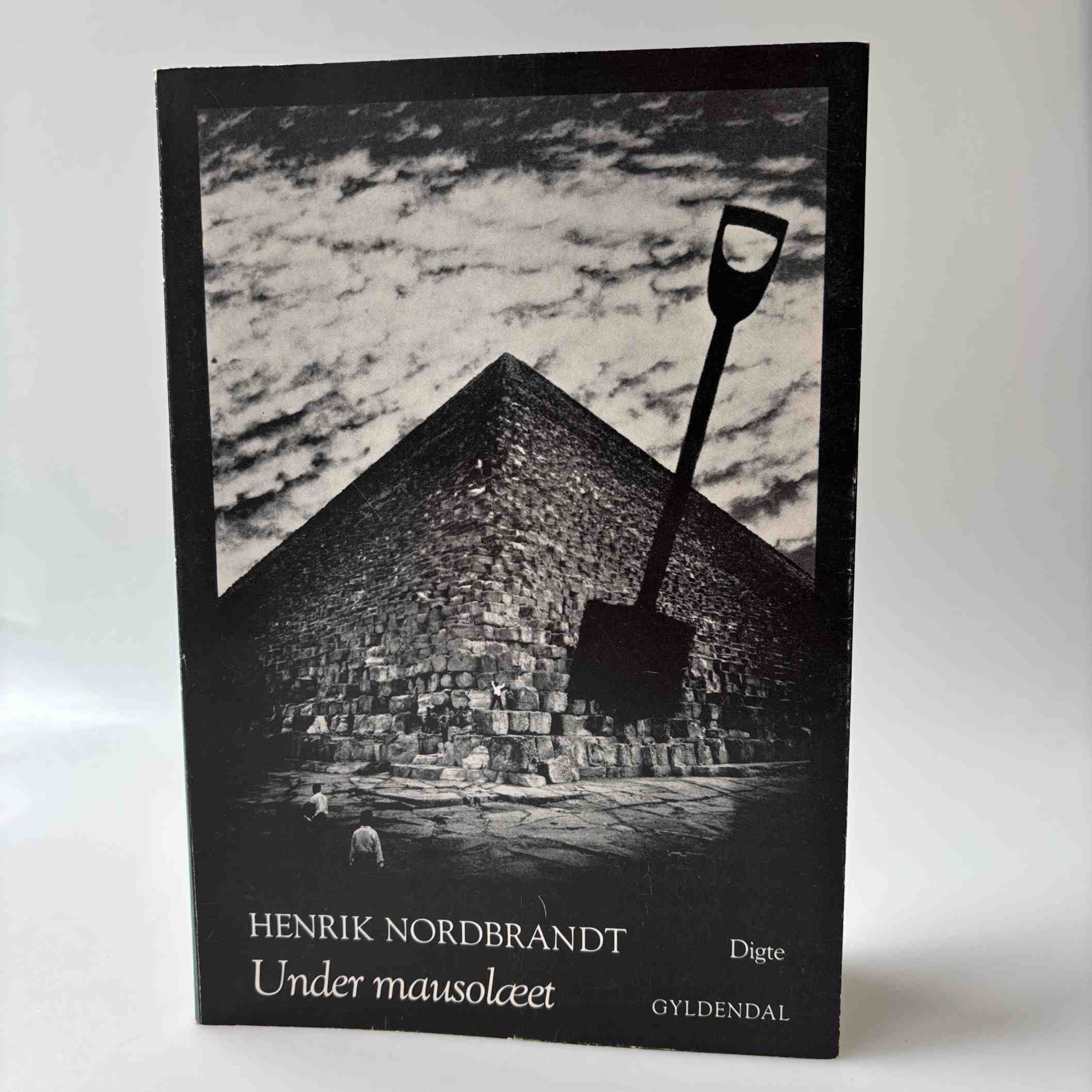 Henrik Nordbrandt: Under mausolæet - digte