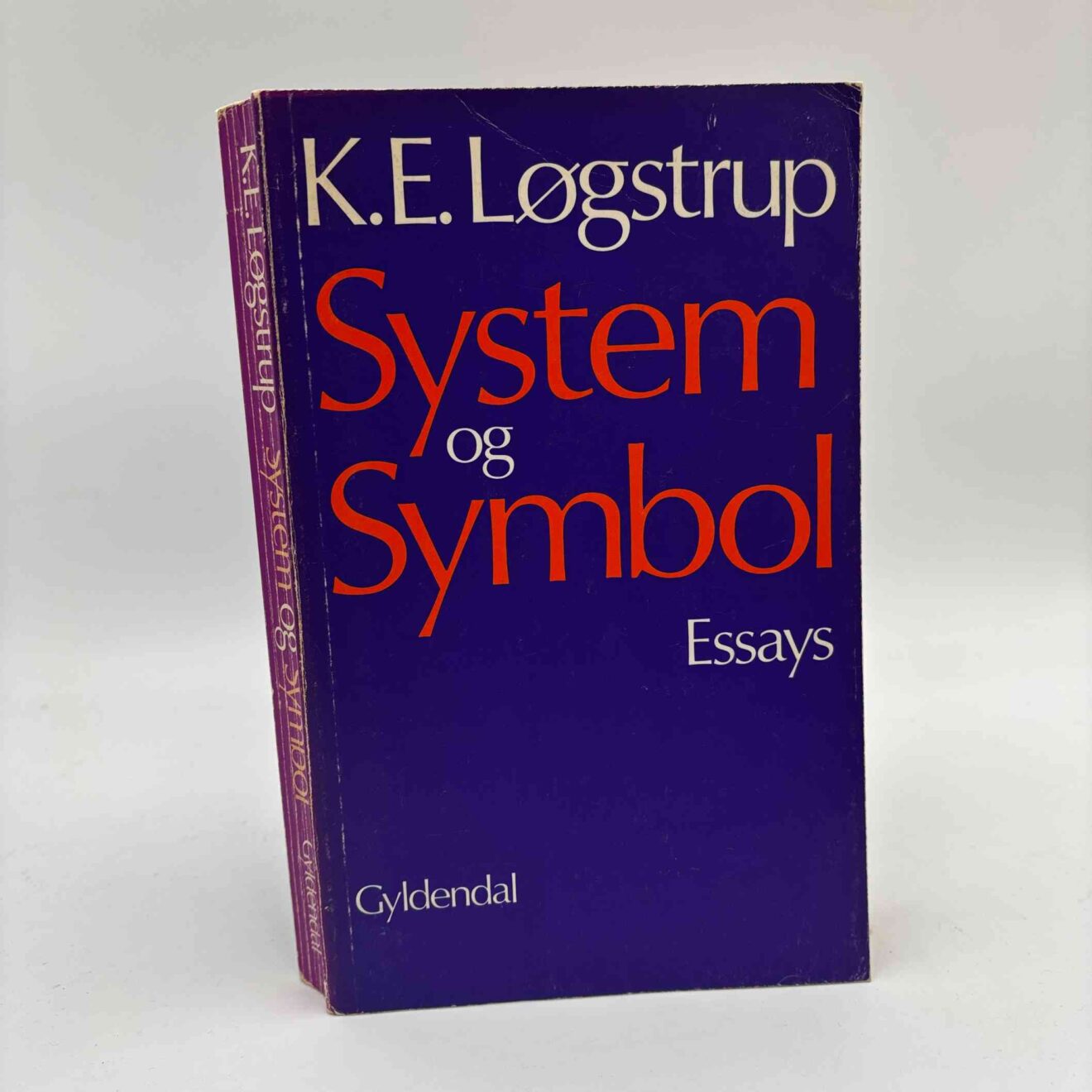 K. E. Løgstrup: System og symbol - essays | Køb brugt her - BogGaragen.dk