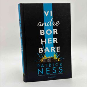 Patrick Ness: Vi andre bor her bare - roman - med dedikation